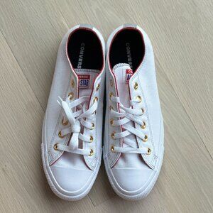 Converse Sneakers White with red detail Men's sz 7 and Women's Sz 9